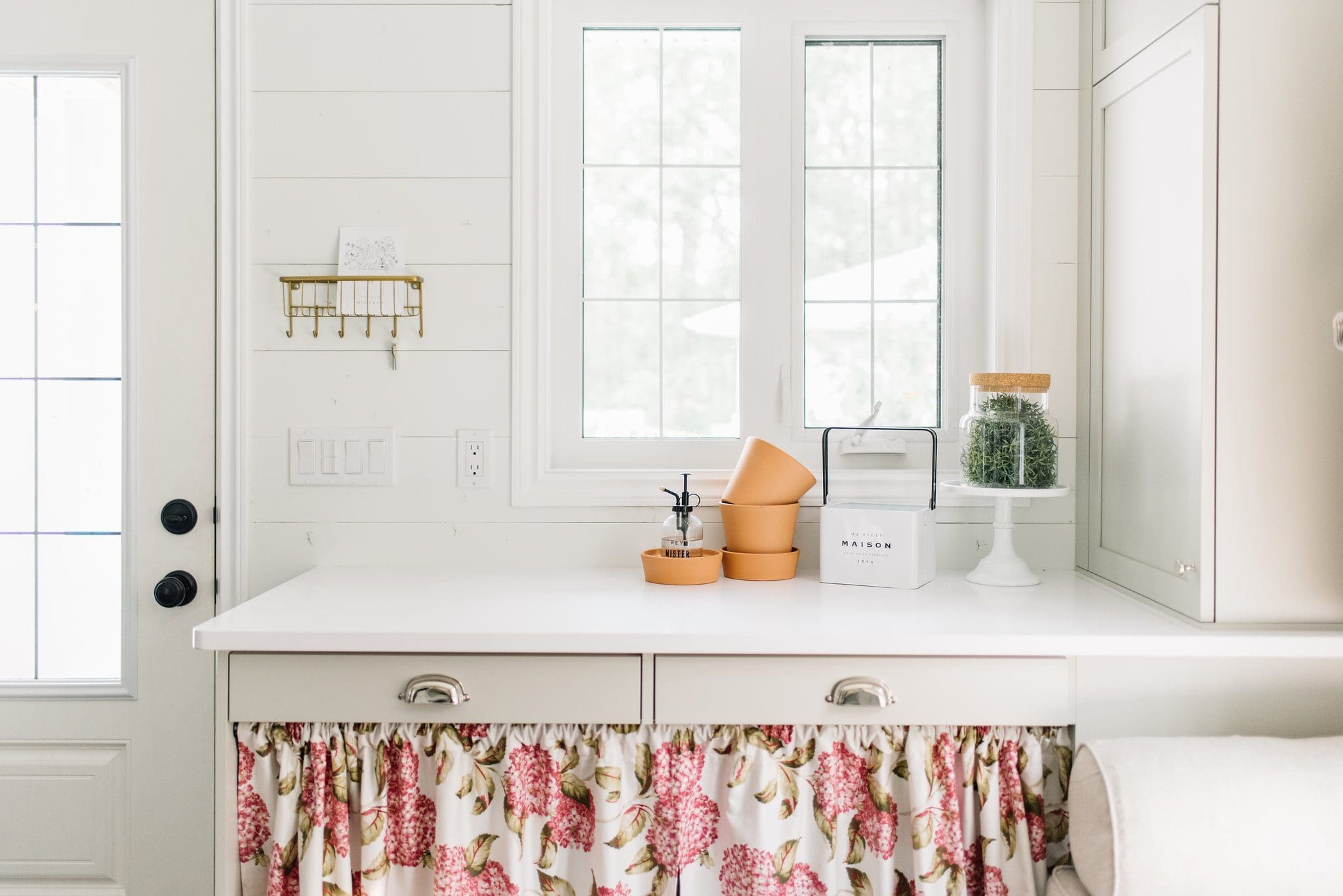 Indoor houseplant potting station