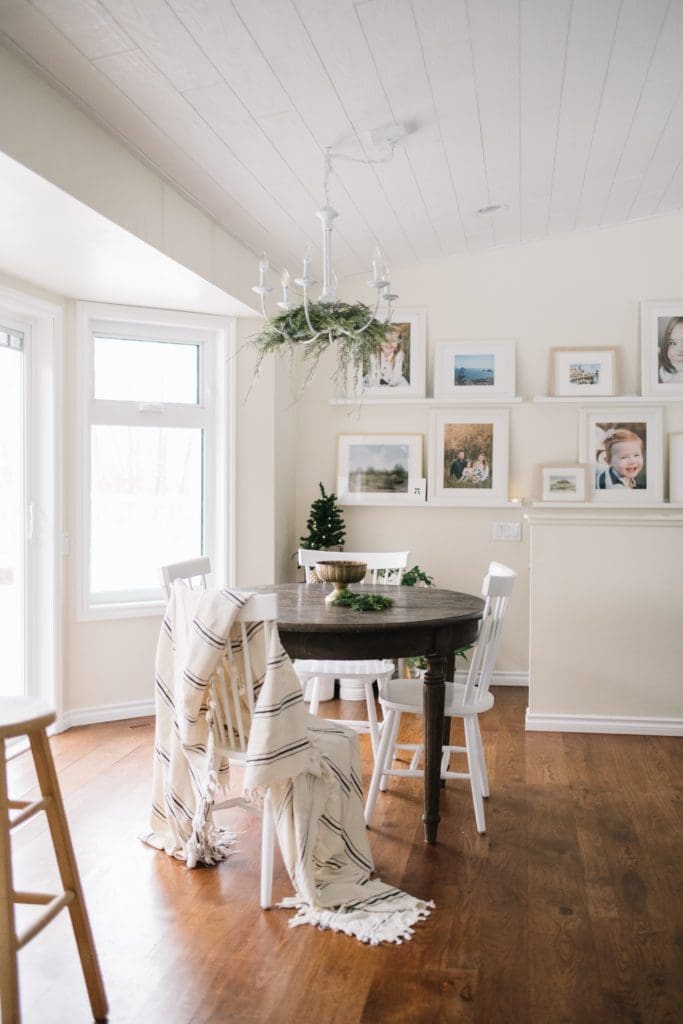 Minimalist Christmas Dining Room