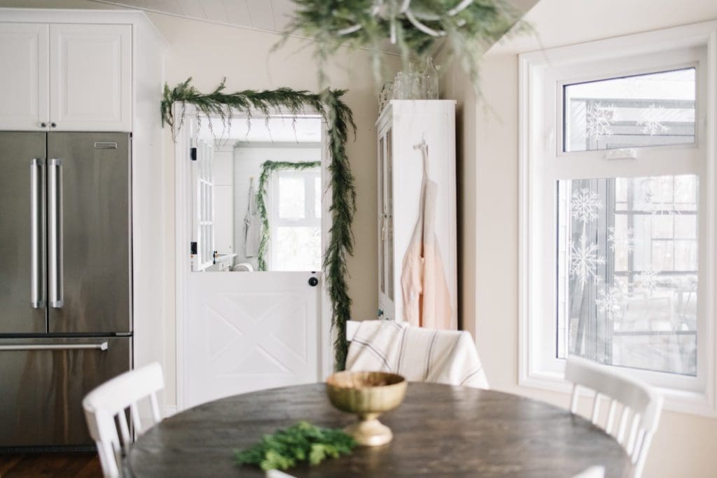 Minimalist Dining Room Christmas Decor