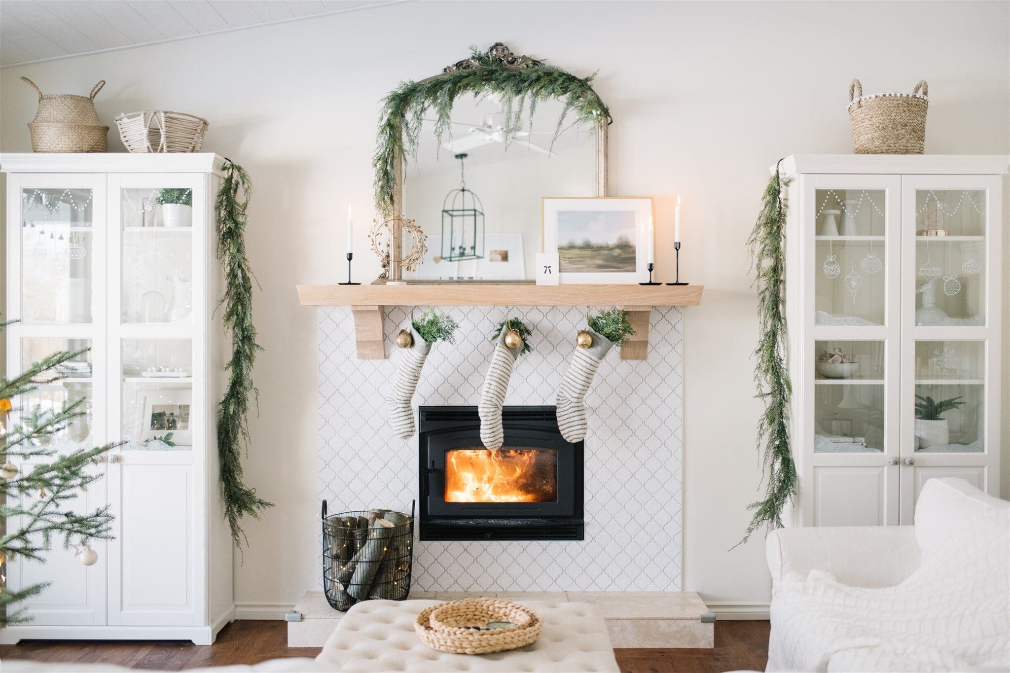 Neutral scandinavian Christmas mantle