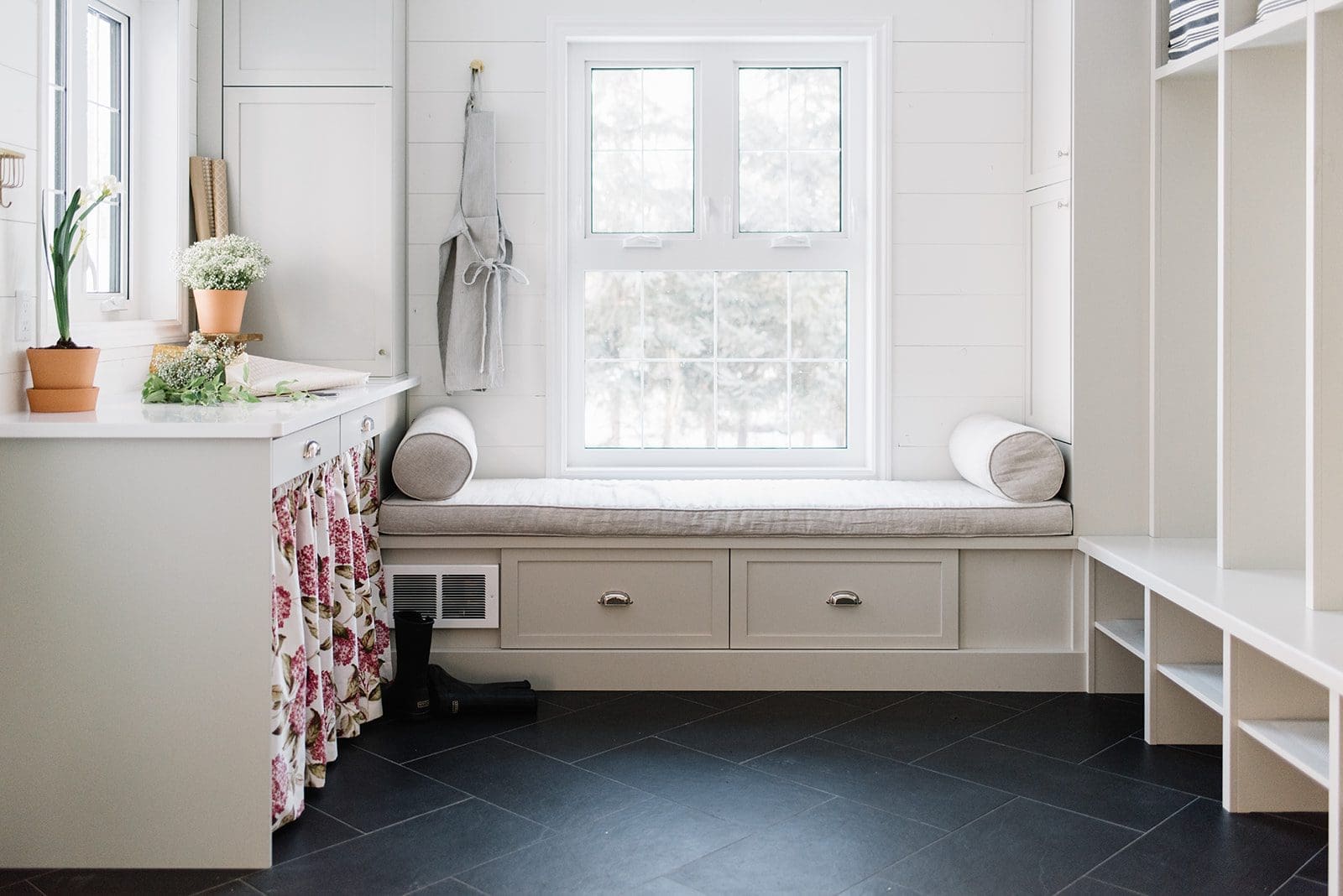Farmhouse mudroom with window seat